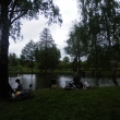 Pohled ze �pi�ky polostr�vku p�es pr�liv na druhou stranu rybn�ka.