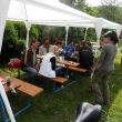 Posezen� s kamar�dy po z�vodech. �koda mohlo n�s tu posed�t v�c, ale hr�l se hokej a tak se v�ichni rozprchli - stejn� jsme prohr�li..